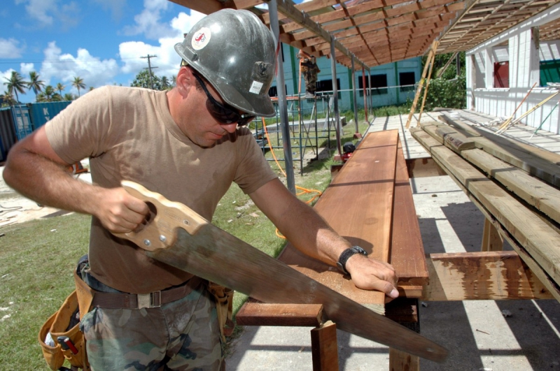 ebeniste-LA TRINITE-min_worker_construction_building_carpenter_male_job_build_helmet-893290